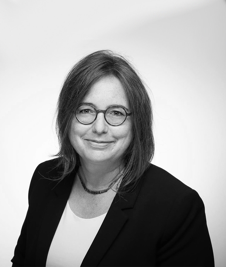 Dr. PIA NUTT